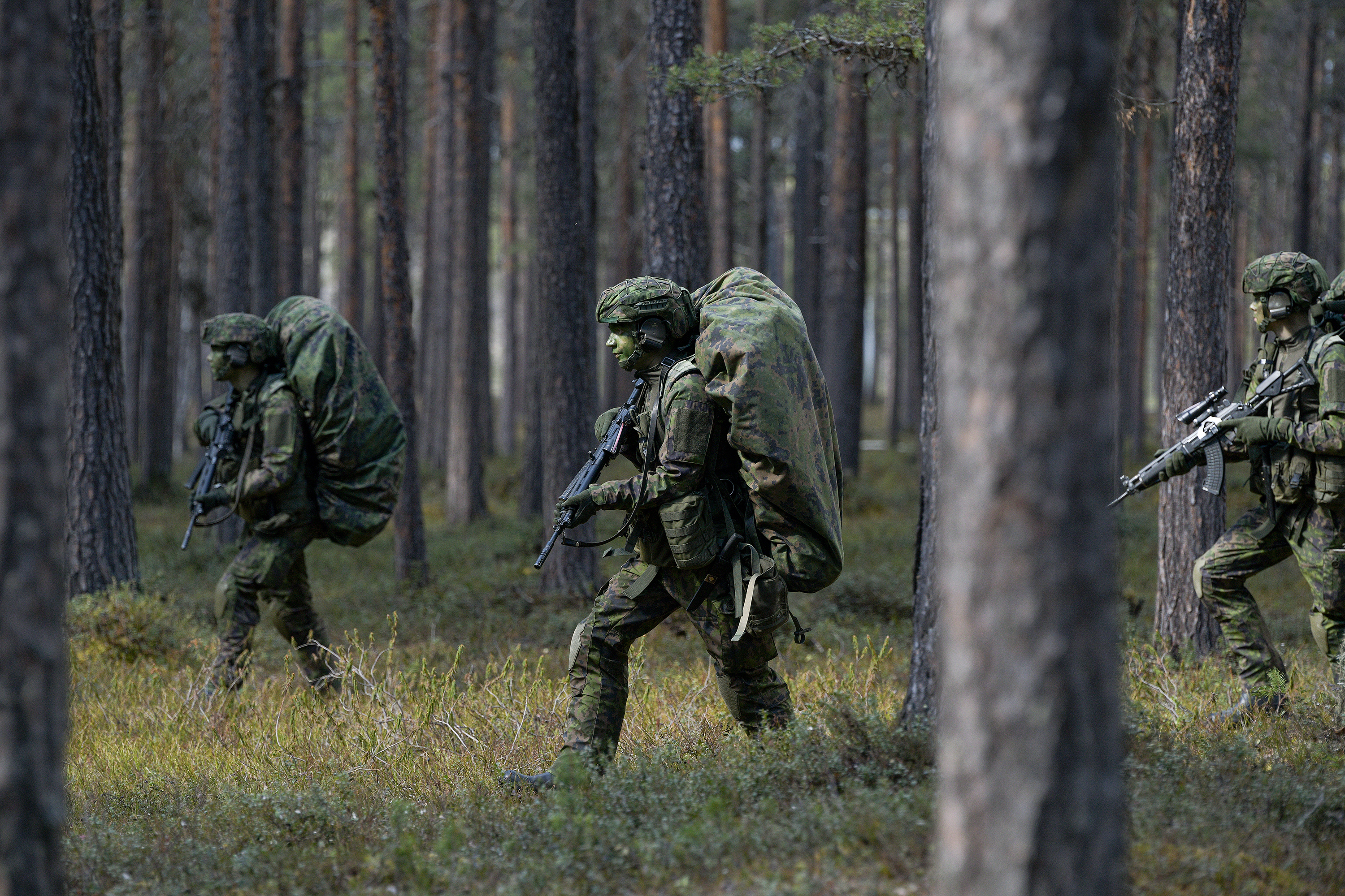 Rajajääkäreitä metsässä.