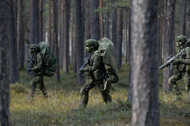 Rajajääkäreitä metsässä.